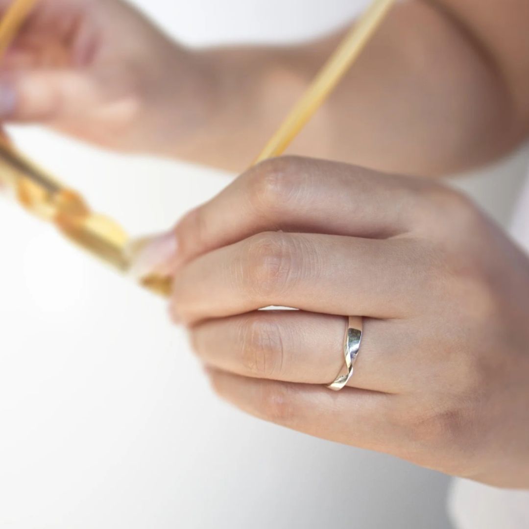With a Twist Ring – Bijoux empilables en argent recyclé | LUCID