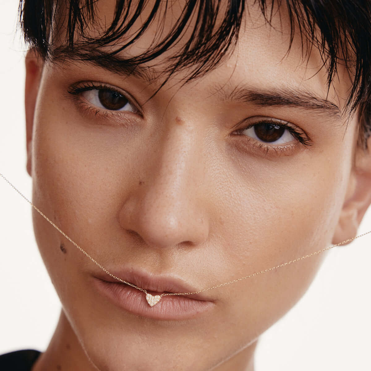 Set van oorbellen en ketting met kleine hartjes