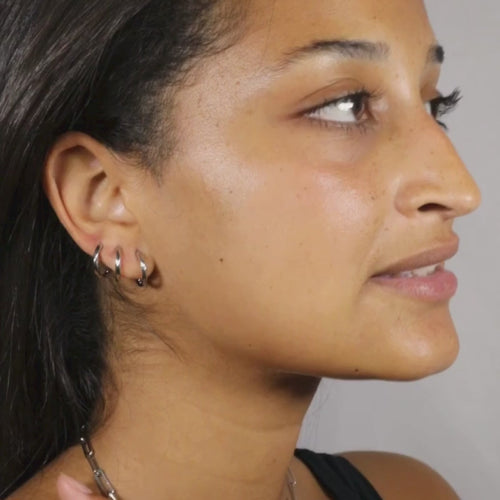 a range of hoop earrings in various sizes. 

een assortiment oorringen in verschillende maten.

une gamme de boucles d'oreilles créoles de différentes tailles.