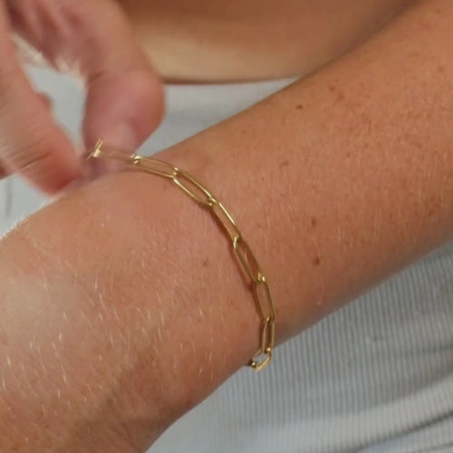 Gouden of zilveren paperclip armband.

gouden of zilveren papercliparmband.

armband trombone doré of argenté.