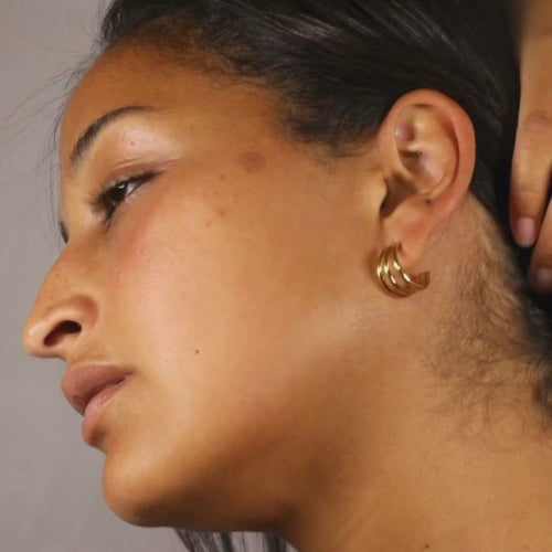 sustainable triple hoop earring with a butterfly back. 


Boucle d'oreille triple créole durable avec fermoir papillon.

duurzame triple hoop oorbel met vlinderrug.